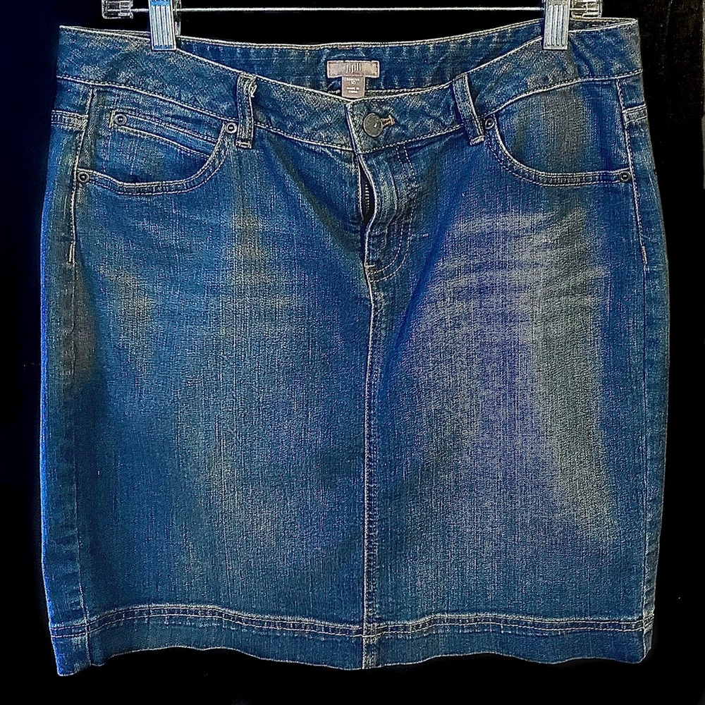 j.jill short cotton denim skirt. Size 10. Length = 19’´ In excellent condition.